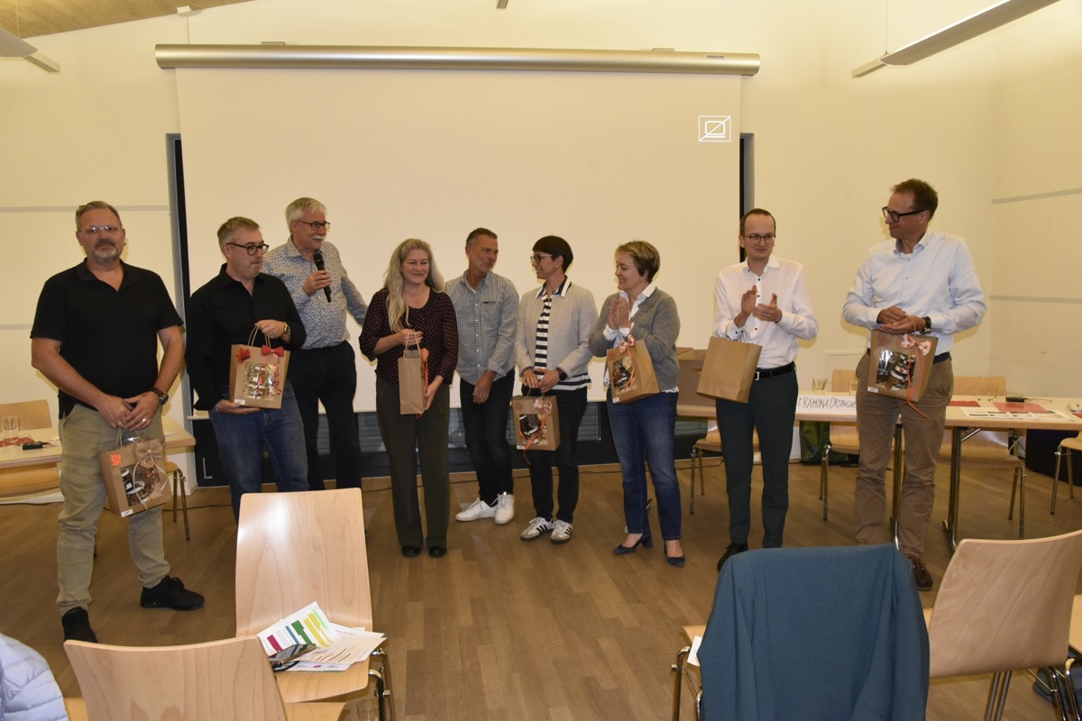 Die Referierenden (von links): Marcel Bertschinger (Gemeinderat Feuerthalen), Leo Rolli (Ingesa), Thomas Feer (Grüne, Organisator), Silvia Müller (Moderation), Andrea Braun (GLP, Organisator), Ramona Orsingher (Architektin), Barbara Franzen (FDP-Kantonsrätin), Martin Neukom (Grüne, Regierungsrat und Baudirektor), Lorenz Nef (Fortimo).
