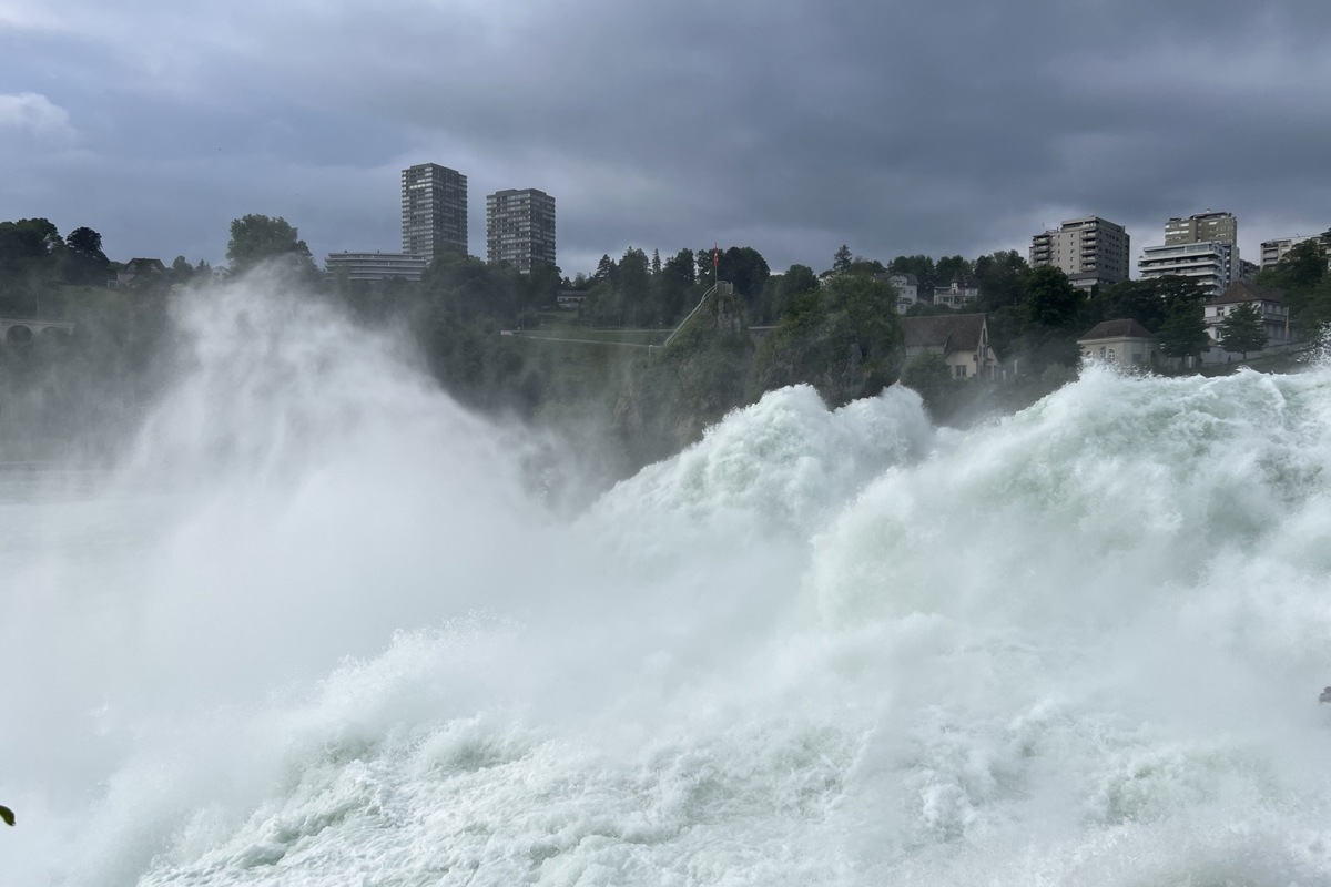 Die Wassermassen und das Gefäll des Rheinfalls könnten für die Stromproduktion genutzt werden.