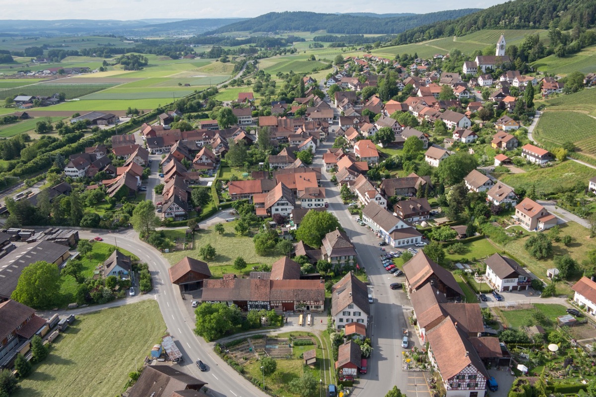 In der Sennegasse in Unterstammheim (Bildmitte) abgestellte Fahrzeuge stören Antragsteller.