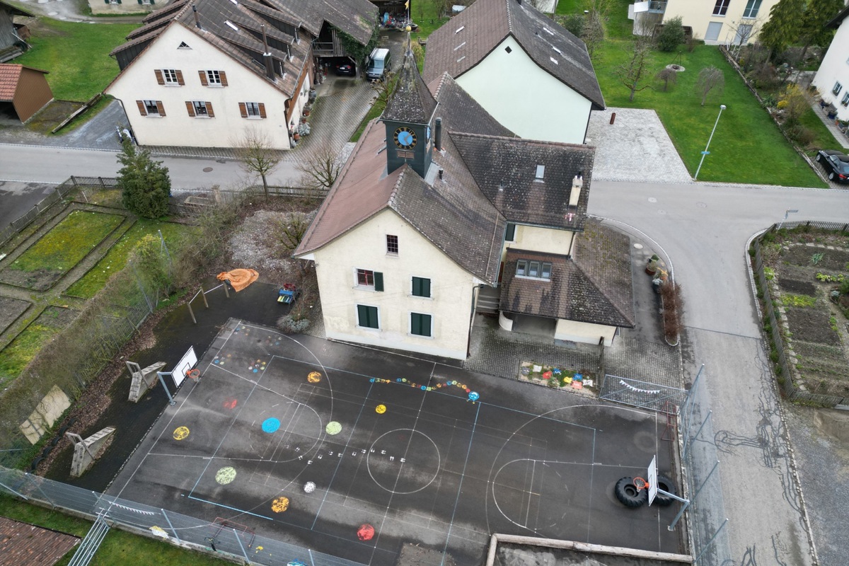 Die Rochade mit den Schulhäusern dauere länger als gedacht, sagte Barbara Kummer. 2026 will ihre Behörde jenes in Adlikon verkaufen …