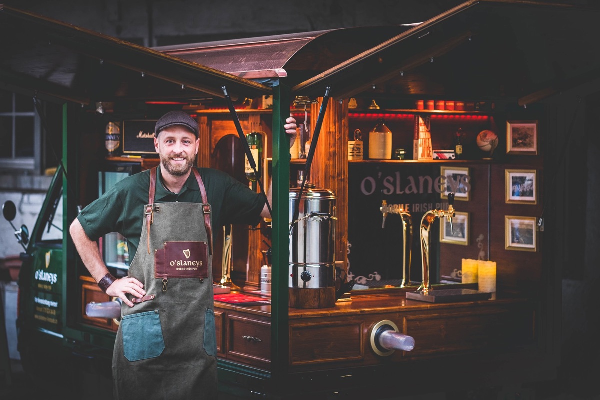 Stephan Widmer hat das rollende Irish Pub O'Slaneys gebaut.