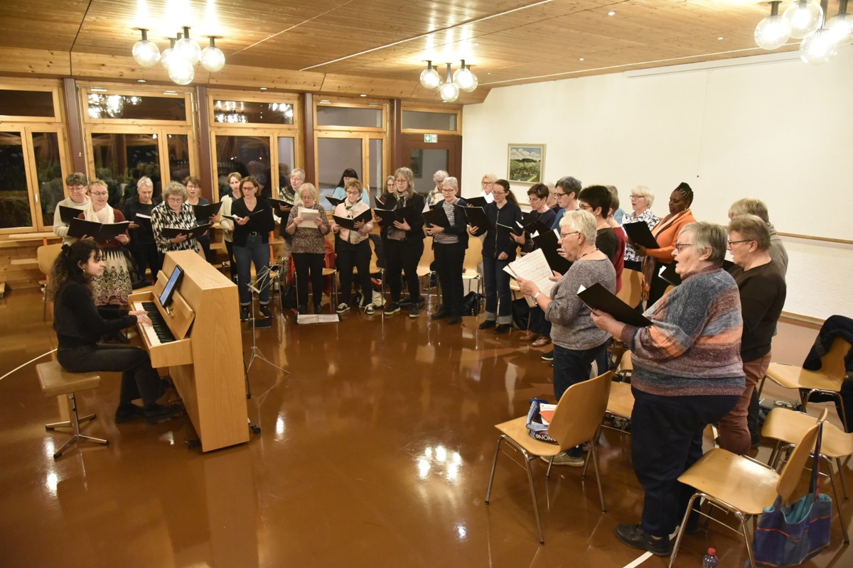 Die beiden Frauenchöre aus Volken und Marthalen proben für die gemeinsamen Jubiläumskonzerte. Im Bild mit Volkens Dirigentin Joanna Lohmann am Klavier. Marthalens Dirigent Thomas Weiss wird ebenfalls mitwirken.
