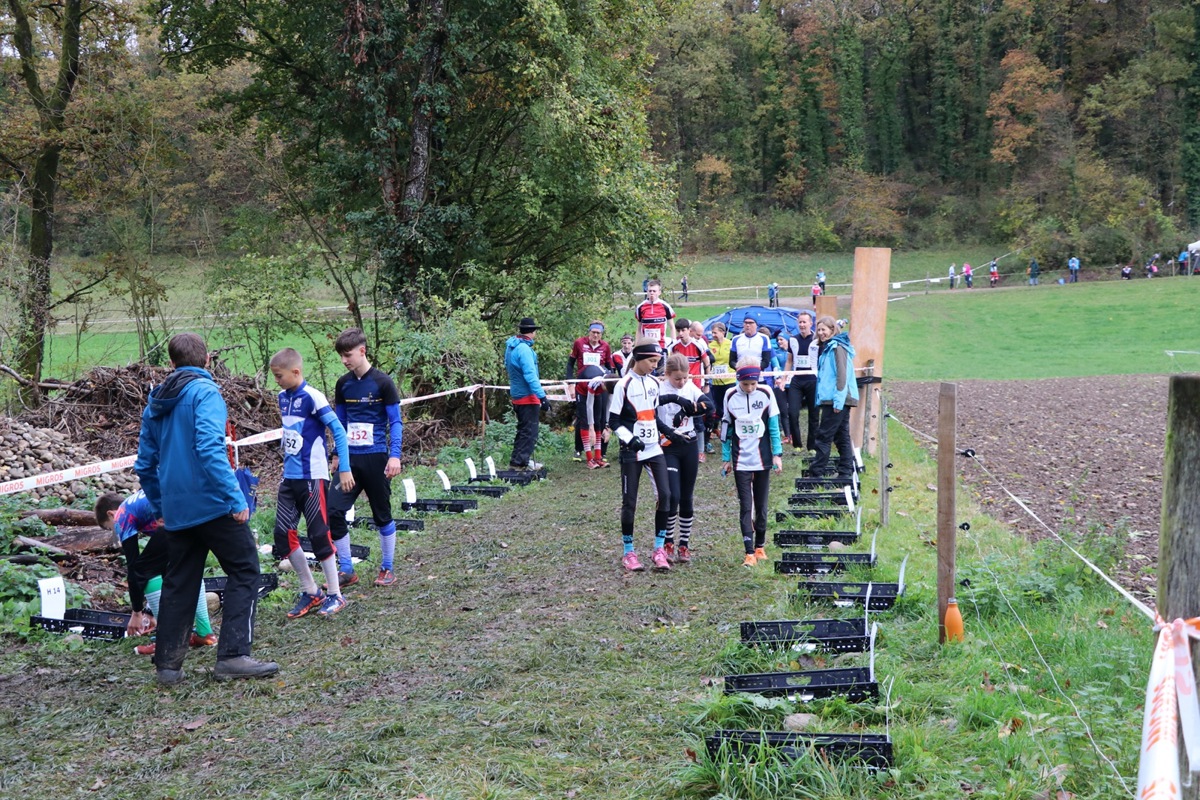 OL-Sport begeistert auch junge Leute. Die Strecke zwischen Garderoben im Dorf und Wettkampfgelände im Wald legten sie übrigens zu Fuss zurück.