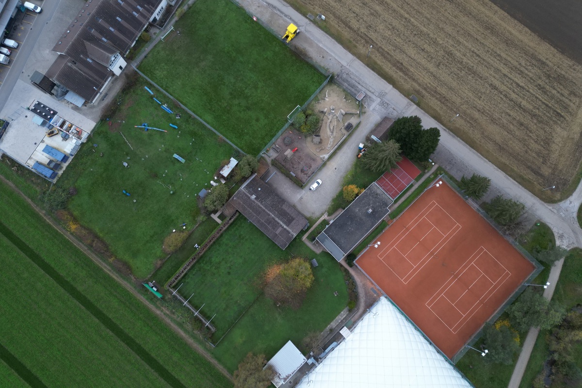 Wo heute Hundeschule, Fussballwiese und Spielplatz sind, soll künftig eine Halle mit je drei Tennis- und Padelplätzen stehen. Die Traglufthalle (unten), die derzeit im Winter einen Teil der bestehenden Aussenplätze überdacht, fiele weg. 