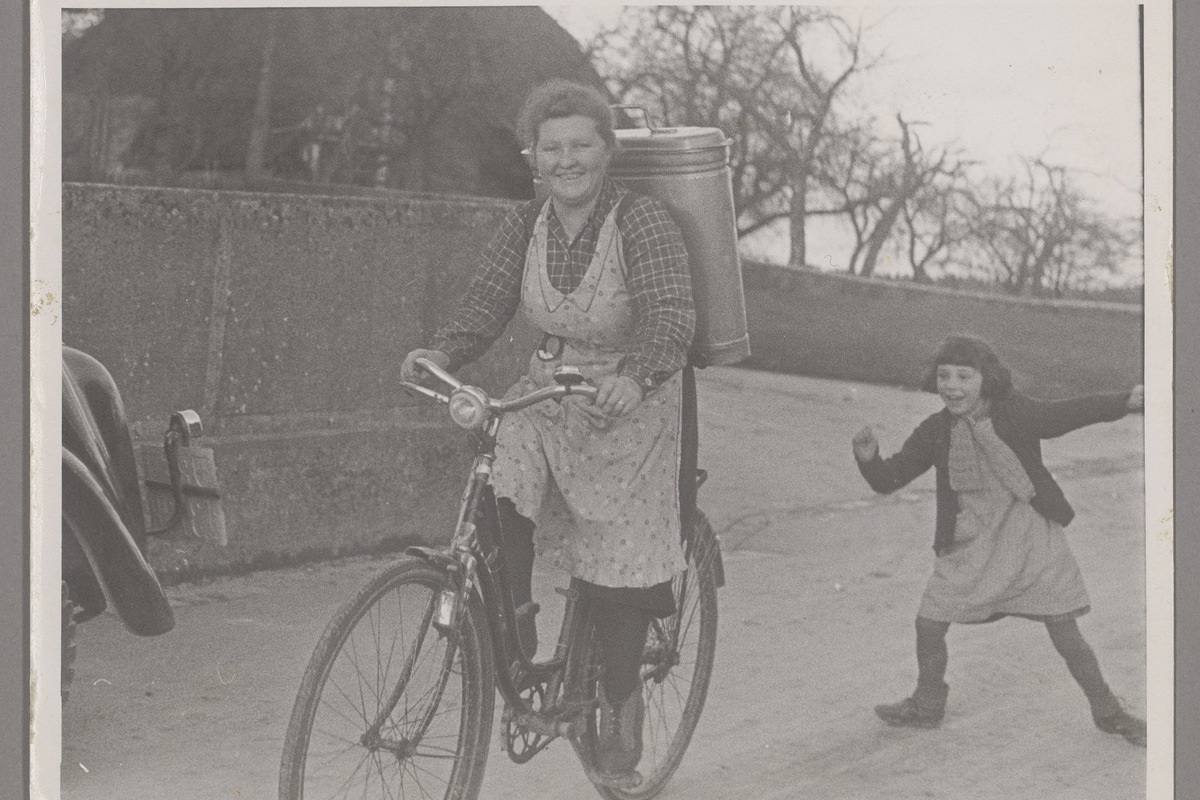 Milchablieferung per Velo: Eine Frau fährt 1935 mit einer Tanse zum Milchhüsli.