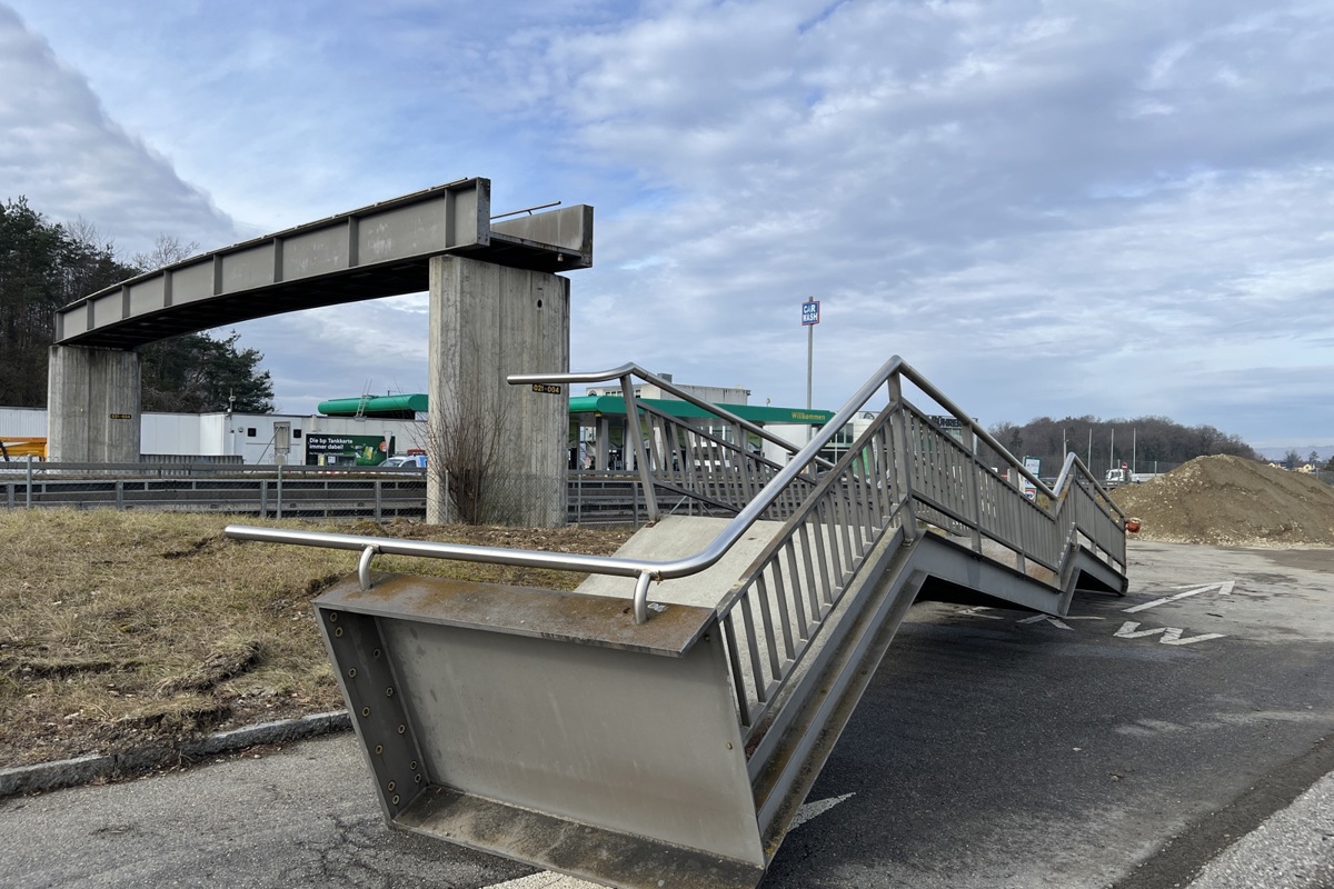 Wo die LKW-Tankstelle war, führen bald die neuen Fahrspuren durch. Die Fussgängerüberführung kommt weg.