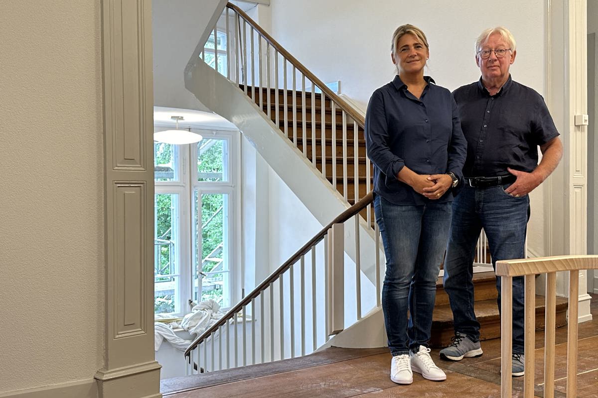 Gabriela Stössel und Andreas Bätscher im grosszügigen Treppenhaus der alten Villa.