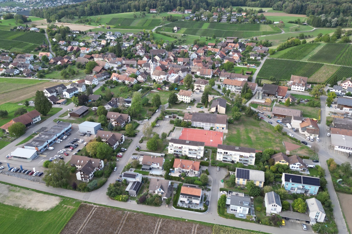 Das Gebiet Berg oberhalb der Reben ist als vierte Tempo-30-Zone dazugekommen. Die Zone Süd umfasst das Quartier ums Schulhaus, ohne die Alte Landstrasse, an der Fahrzeuge parkiert sind. An der Sürchstrasse (rechts im Bild beim blauen Haus) wird ein Parkverbot signalisiert.