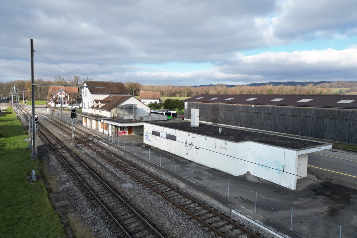 Nicht schön, aber bald unter Schutz? Der alte Bahnhof in Marthalen.