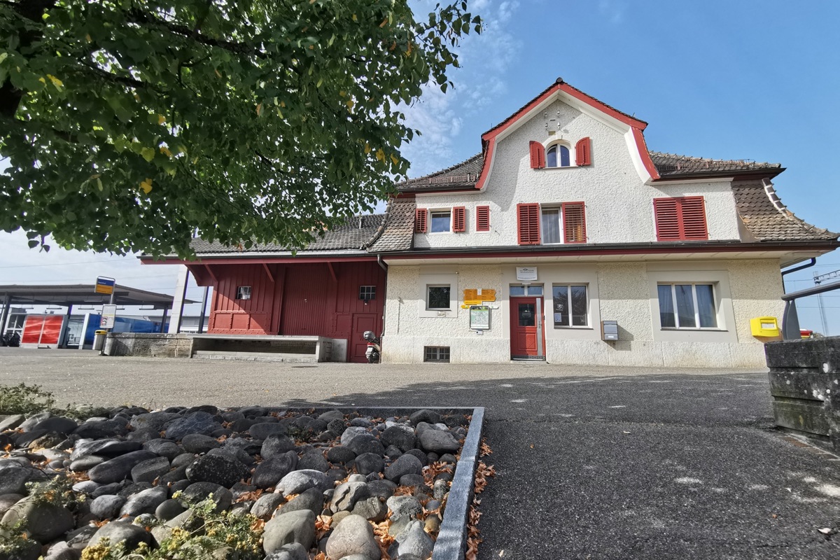 Die Umbau- und Sanierungsarbeiten am Bahnhofsgebäude und am Güterschuppen in Dachsen beginnen am 11. März.