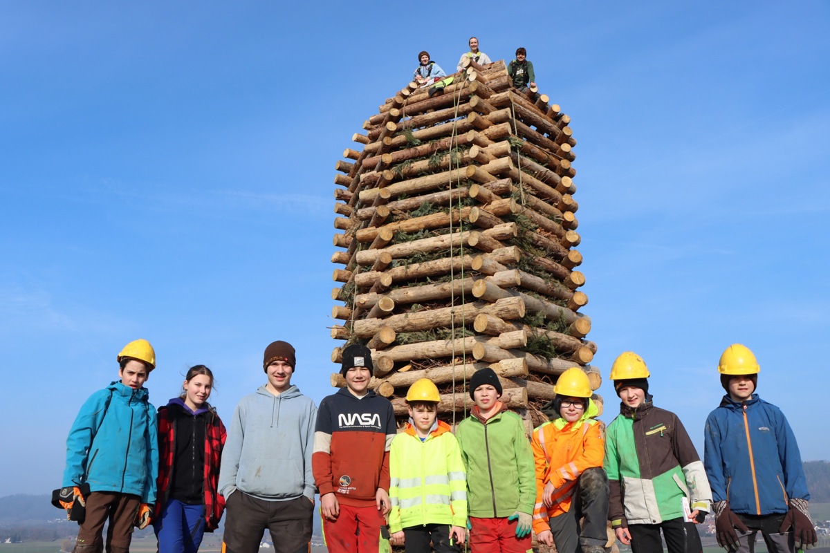 12 von 53 Jugendlichen, die im Stammertal an drei Standorten Grosses geleistet haben: Vor dem Turm in Guntalingen stehen (von links) Jonathan Reutimann, Zora Niederöst, Fabrice Galvan, Thierry Landolt, Marek Windler, Silvan Zeller, Fabian Bosshard, Finn Suter, Maurice Landolt, und auf dem Turm sind Jannick Langhardt, Lucy Hübscher und Olivier Landolt. 