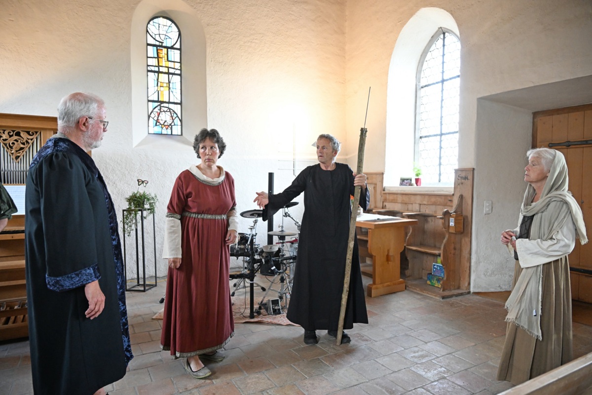 Die Theatergruppe des Stammertals spielte diese Szene am Juli-Gedenkanlass in der Galluskapelle. Am Sonntag wird sie nochmals alle vier Szenen aufführen.