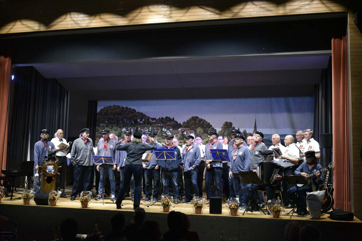 Der Shanty Chor Aegeri und der Männerchor Buchberg sangen gemeinsam Seemannslieder, die beim Publikum sehr gut ankamen.