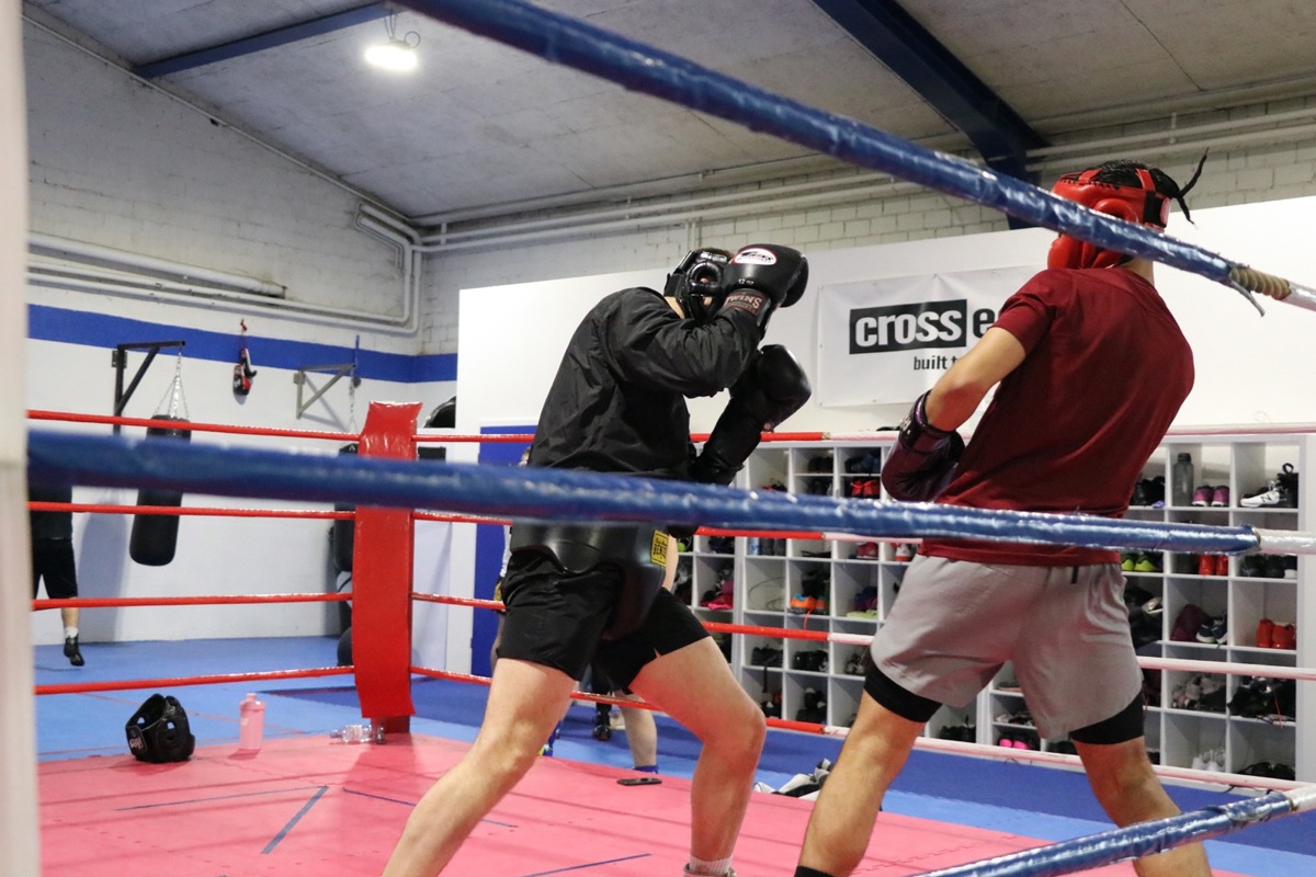 Seit Kurzem fliegen in Andelfingen die Fäuste auch im klassischen Sinne. Die Räumlichkeiten teilt sich der neu gegründete Chilas Boxing Club mit dem bestehenden Muay-Thai-Club und dem Crossfit in Andelfingen.