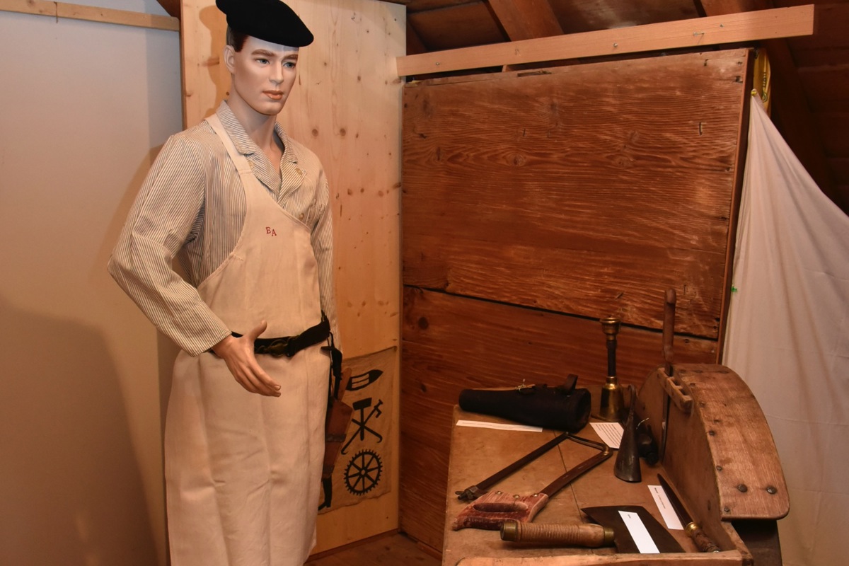 Der Störmetzger zog früher von Hof zu Hof. Seine und andere Arbeitswerkzeuge sind in der Ausstellung im Ortsmuseum in Buch am Irchel zu sehen.