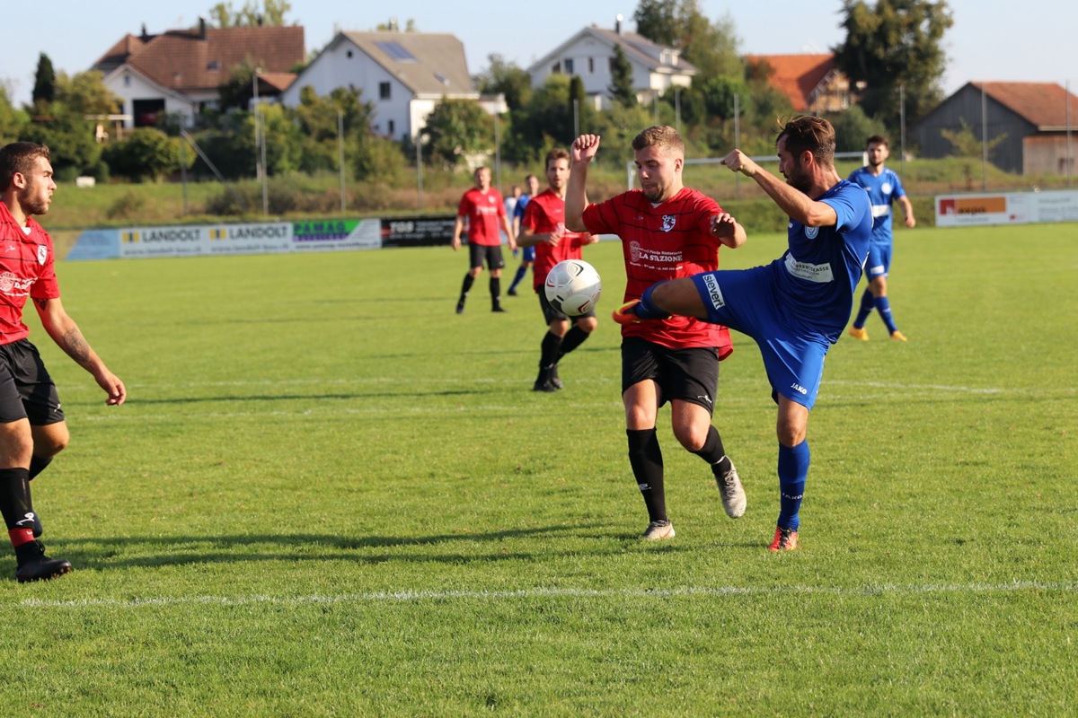 Loris Bosshardt (blau) war nicht zu stoppen. Das Bild stammt vom Spiel gegen Seuzach im letzten September.