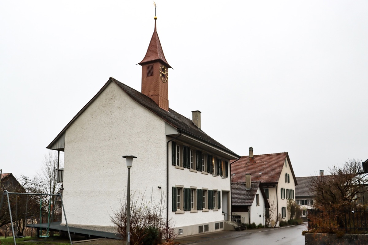 Das alte Schulhäuschen in Humlikon gehört der Primarschule Andelfingen. Es wird von der HPS für zwei Klassen mit älteren Jugendlichen genutzt und soll 2027 verkauft werden.