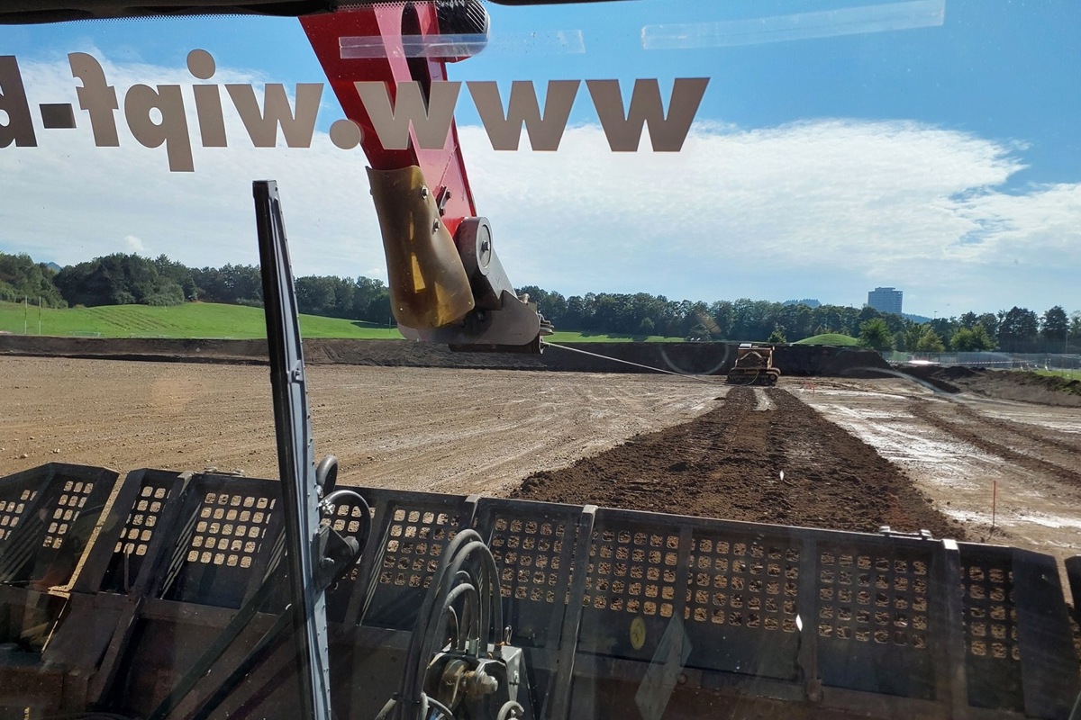 Blick aus dem Pistenbully auf die Berner Allmend. Dank der Seilwinde ist das Fahrzeug sehr bodenschonend unterwegs.