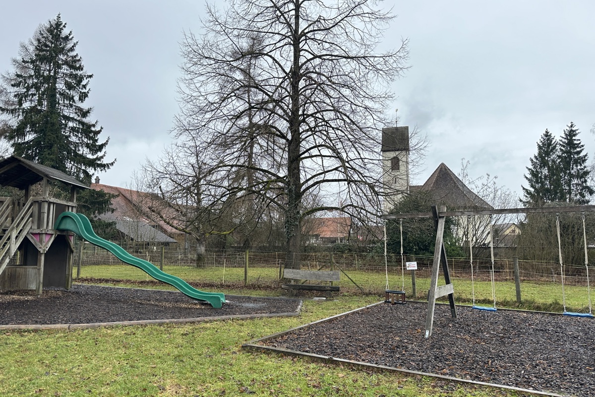 Noch ist das Areal zwischen Kirche und Gemeindehaus voller Grenzen und Zäune