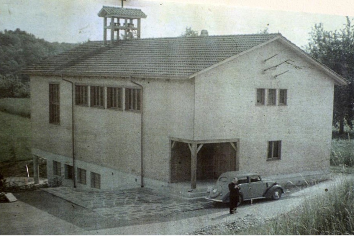 Das erste katholische Kirchengebäude in Kleinandelfingen war aus Holz und mit Schindeln verkleidet. Das Bild stammt aus dem Jahr 1939, als die Kirche erbaut wurde.