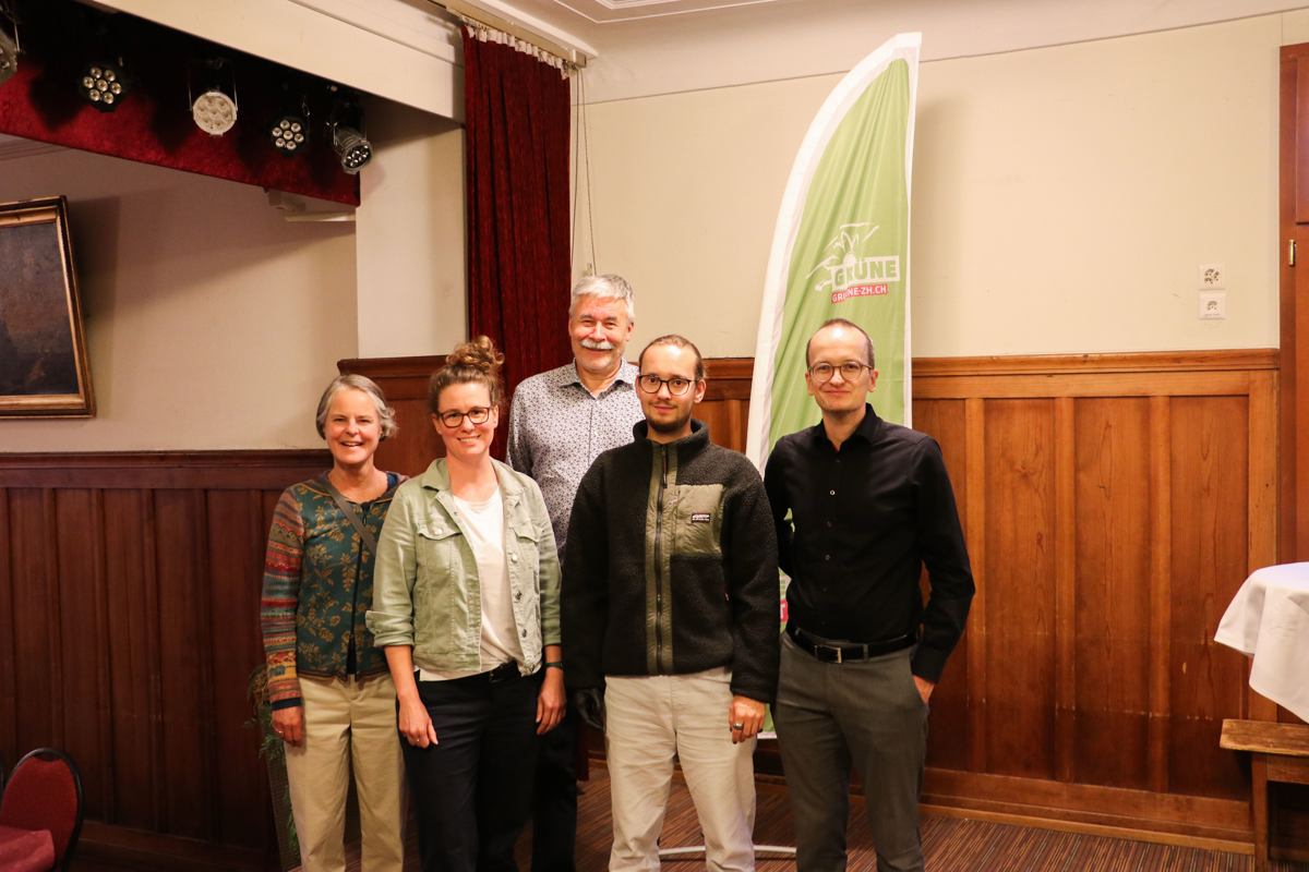 Die neuen Kantonsratskandidierenden der Grünen Weinland mit Regierungsrat Martin Neukom (rechts): Daniela Steiger, Yvonne Ehrensperger, Thomas Feer und Mario Lou Roth (von links).