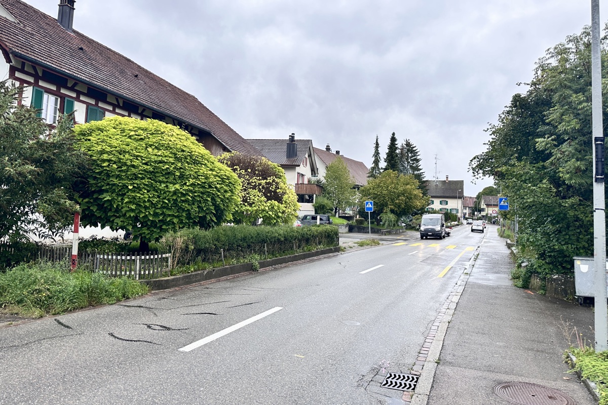 Ein Kritikpunkt an der Strassenplanung bleibt diese Verbreiterung zugunsten eines Übergangs mit Mittelinsel (links durch Signallatten angezeigt).