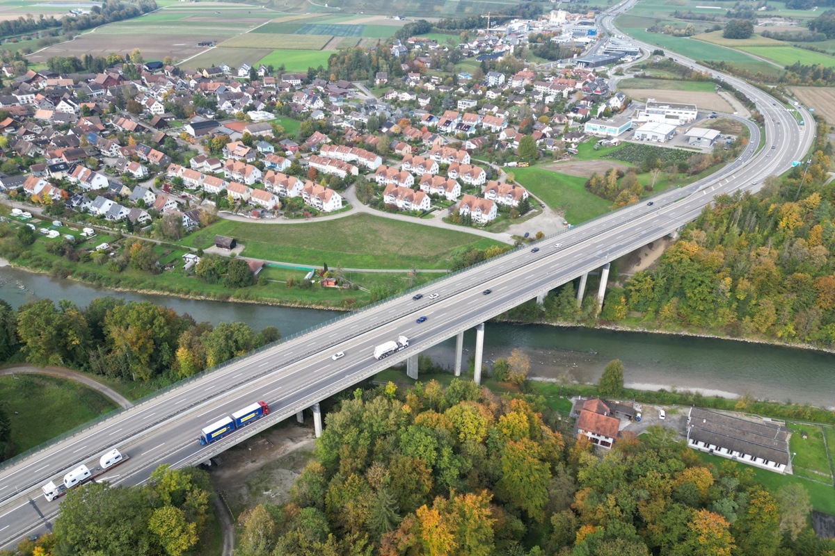 Zwei Brücken führen bereits über die Thur zwischen Andelfingen und Kleinandelfingen (Bild). Beim Ausbau der A4 an dieser Stelle kommt thuraufwärts eine dritte hinzu. Wer diese bauen wird, steht noch nicht fest. Die Offerten liegen deutlich über dem veranschlagten Betrag.