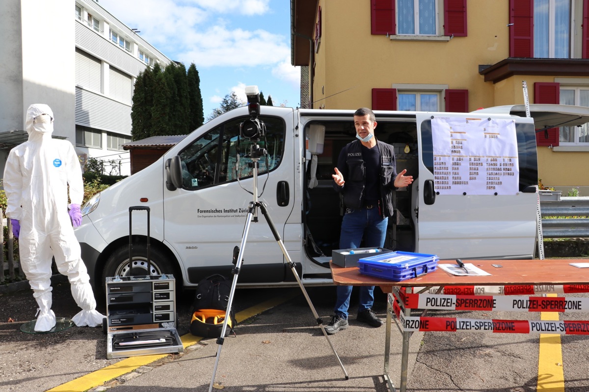 Das Forensische Institut Zürich gewährte an der Einweihung der neuen Polizeistation Feuerthalen Einblicke in ihre Arbeit.