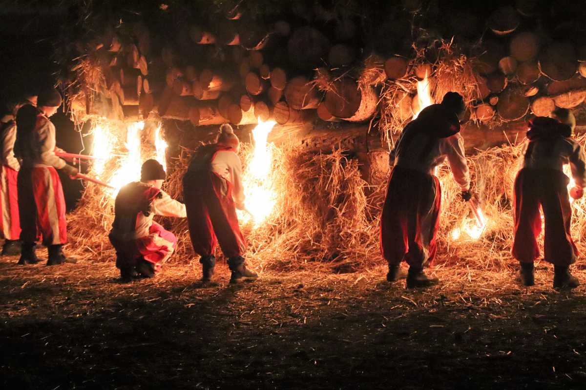 Ein Böller gab den Pappenmannli das Zeichen zum Anzünden des Feuers.