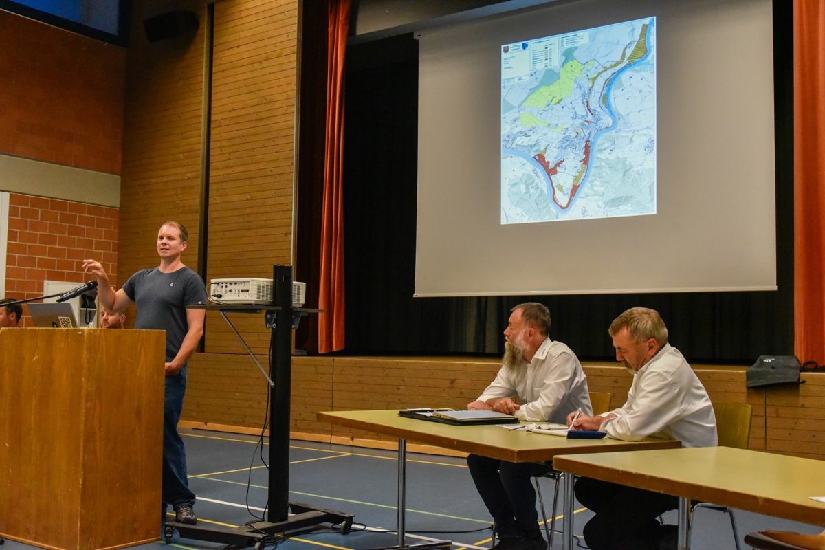 Forstingenieur Andreas Hunziker erklärte den Waldfunktionsplan und zeigte eine Grafik mit der Zoneneinteilung 
(sitzend von links Rolf Sieber und Hanspeter Kern, beide Buchberg).