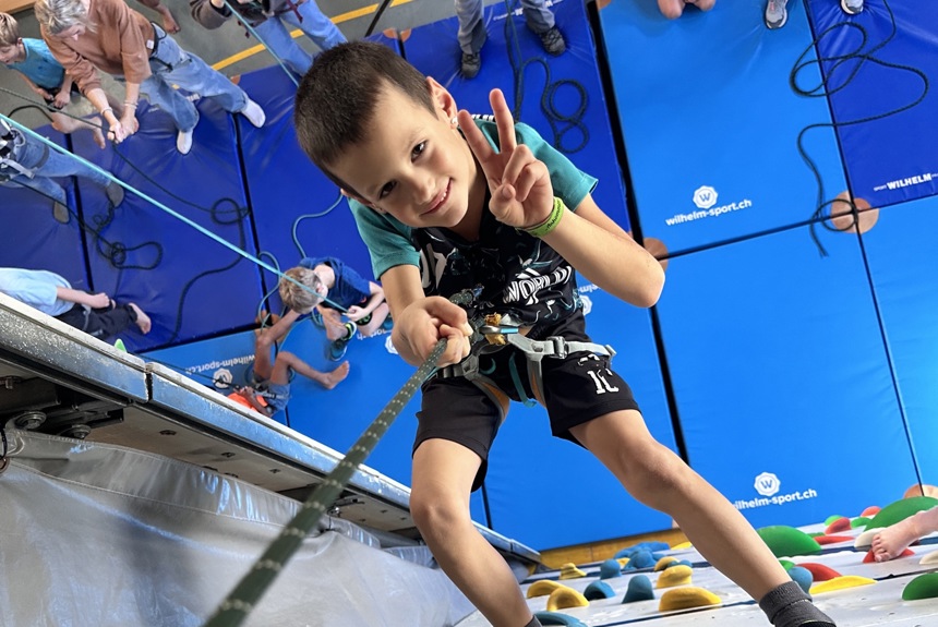 2410 1 Kletterwand Sm19