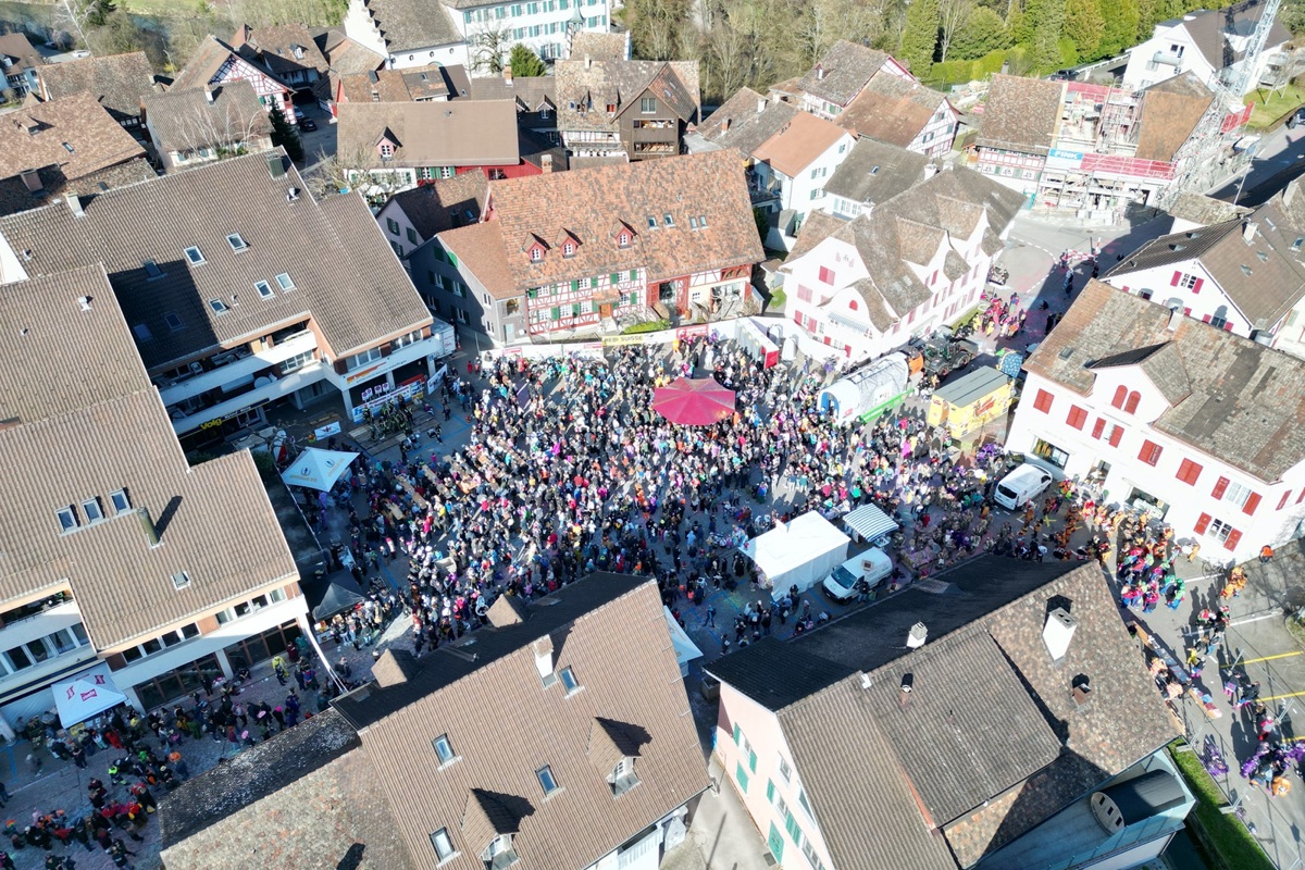 Fröhliches närrisches Treiben auf dem Marktplatz.