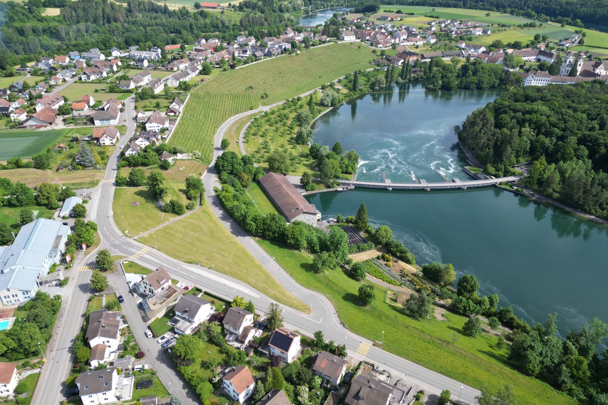 Wenn das Postauto über die Chorbstrasse und dem Rebberg entlangfährt, müsste die Haltestelle vor den Abzweiger (Bildmitte, unten) platziert werden. Mit der neuen Variante wäre der Klosterbezirk erschlossen und das Wendemanöver beim «Buck» mit (nicht erlaubter) Rückwärtsfahrt vorbei.