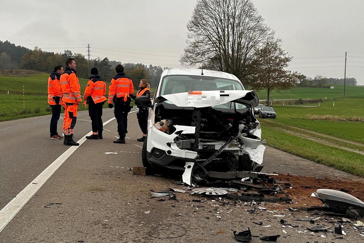 Bei der Kollision am 13. November in Humlikon wurde der 55-jährige Lenker dieses Fahrzeugs mit Verletzungen unbestimmten Grades ins Spital gebracht. Er war auf die Gegenfahrbahn geraten.