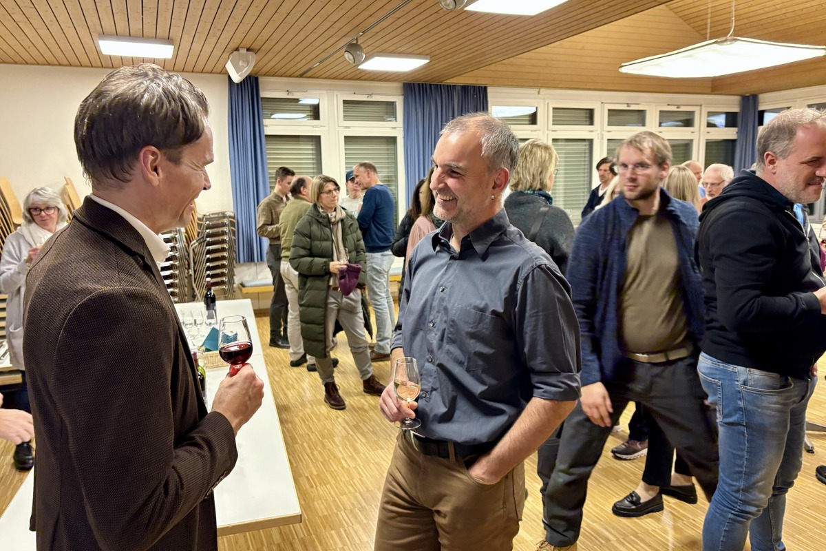 Gemeindepräsident Thomas Schmid (rechts) im Gespräch mit Nils Geyer von der RPK. Sie stiessen am Apéro mit der Bevölkerung auf die erfolgreiche Budgetversammlung an.