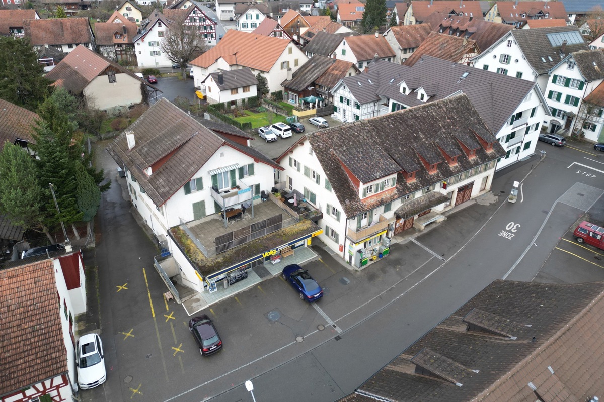 Der Volg in Ossingens Dorfzentrum und die Landischeune daneben sollen einem Neubau mit Tiefgarage weichen. 