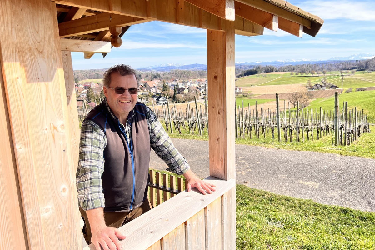 Gerhard Bichsel bei seinem neuen Rebhäuschen im «Grossen Rebberg» in Henggart