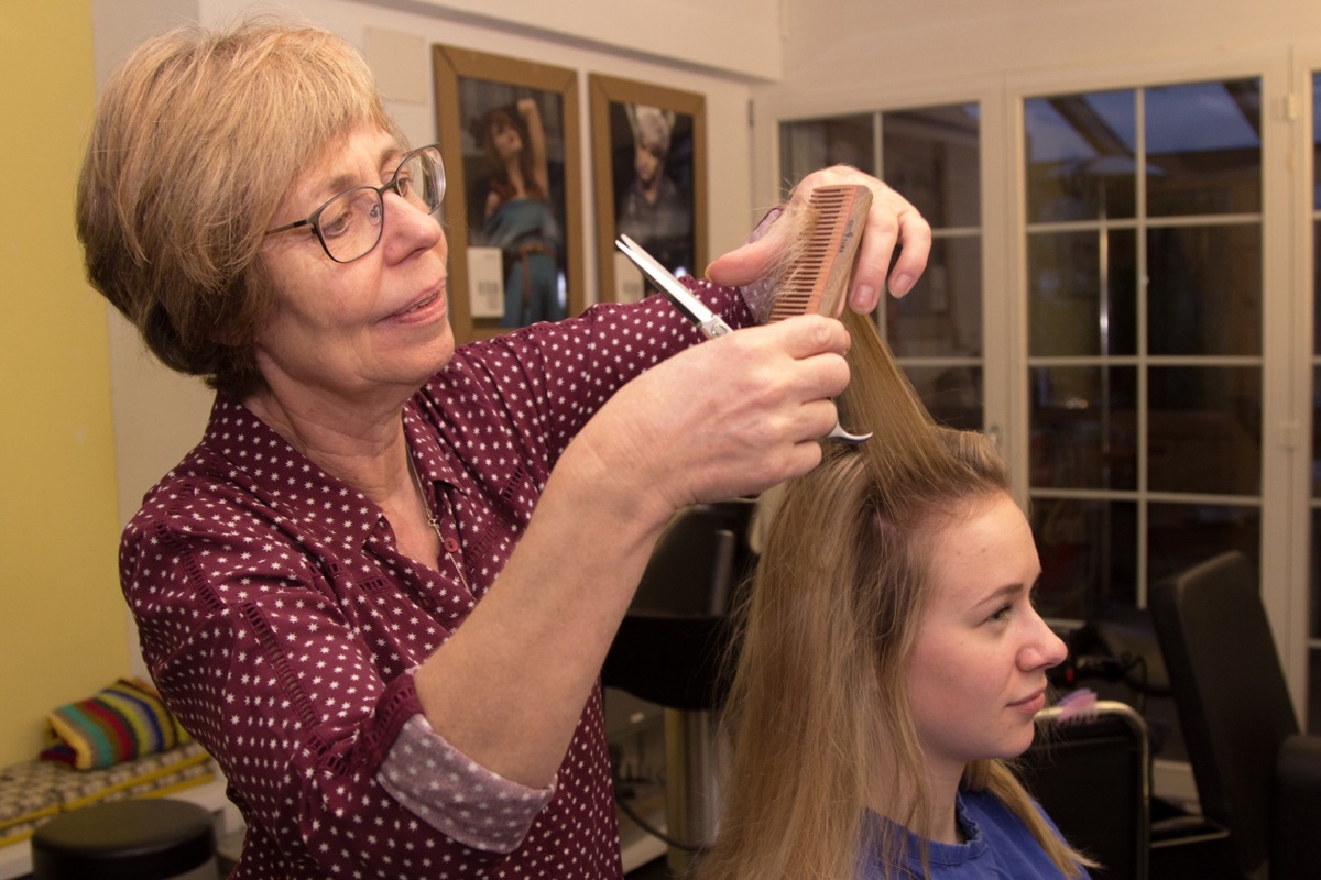 Da war Haare schneiden noch möglich: Karin El Benna bei der Arbeit.