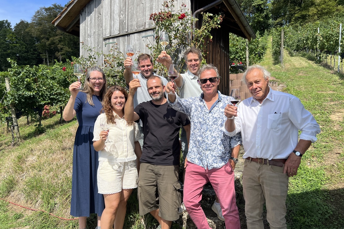 Sieben Betriebe am gleichen Standort in den Rudolfinger Reben: Von links Angelika Lohmüller, Janine Witzig, Daniel Strasser, Martin Hübscher, Cédric Besson-Strasser, Daniel Fink und Rolf Schenk.