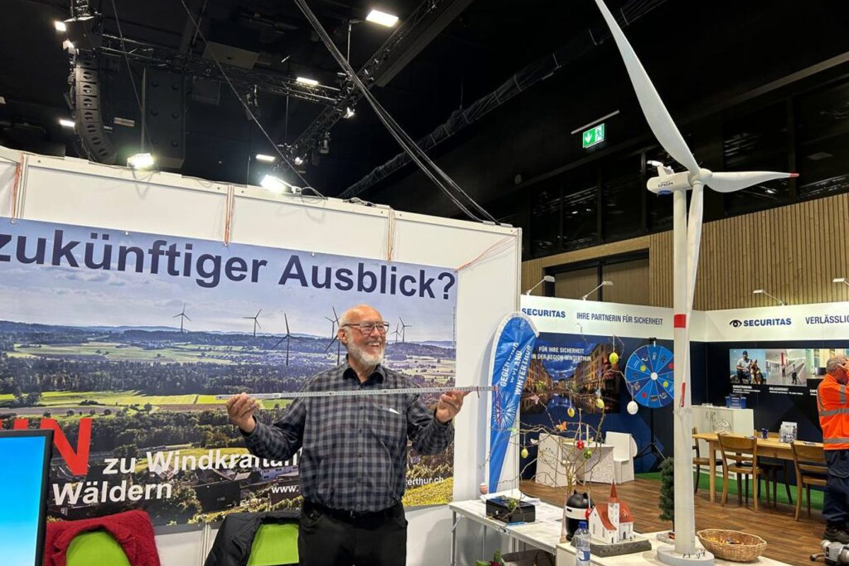 Ruedi Eigenheer strahlt am Stand von Gegenwind an der Wohga in Winterthur. Zeigt er mit dem Meter den Abstand zu einem Windrad? «Nein», sagt er. Der eine Zentimeter zeige das Potenzial der Windkraft am Strommarkt.