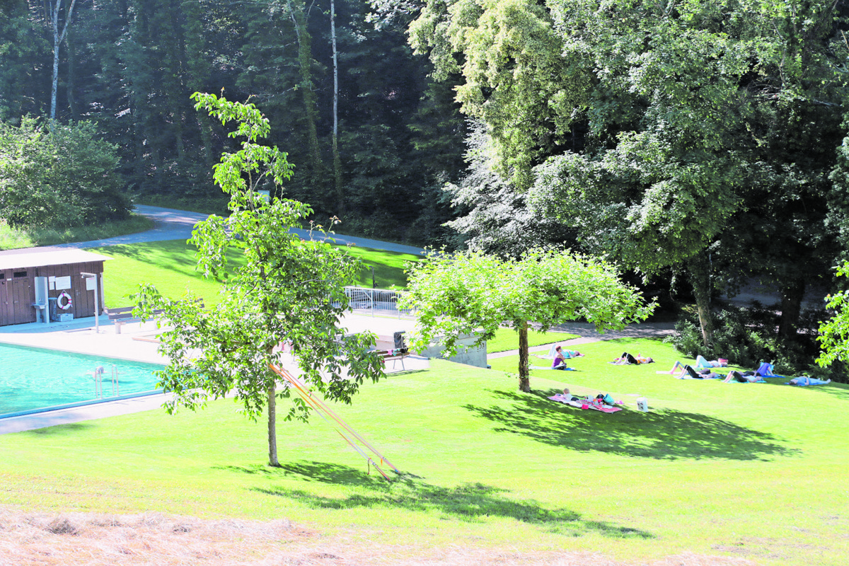 Instruktorin Esther Iseli Rüeger (sitzend) lud zum Yoga und Pilates mitten in der idyllischen Badi.