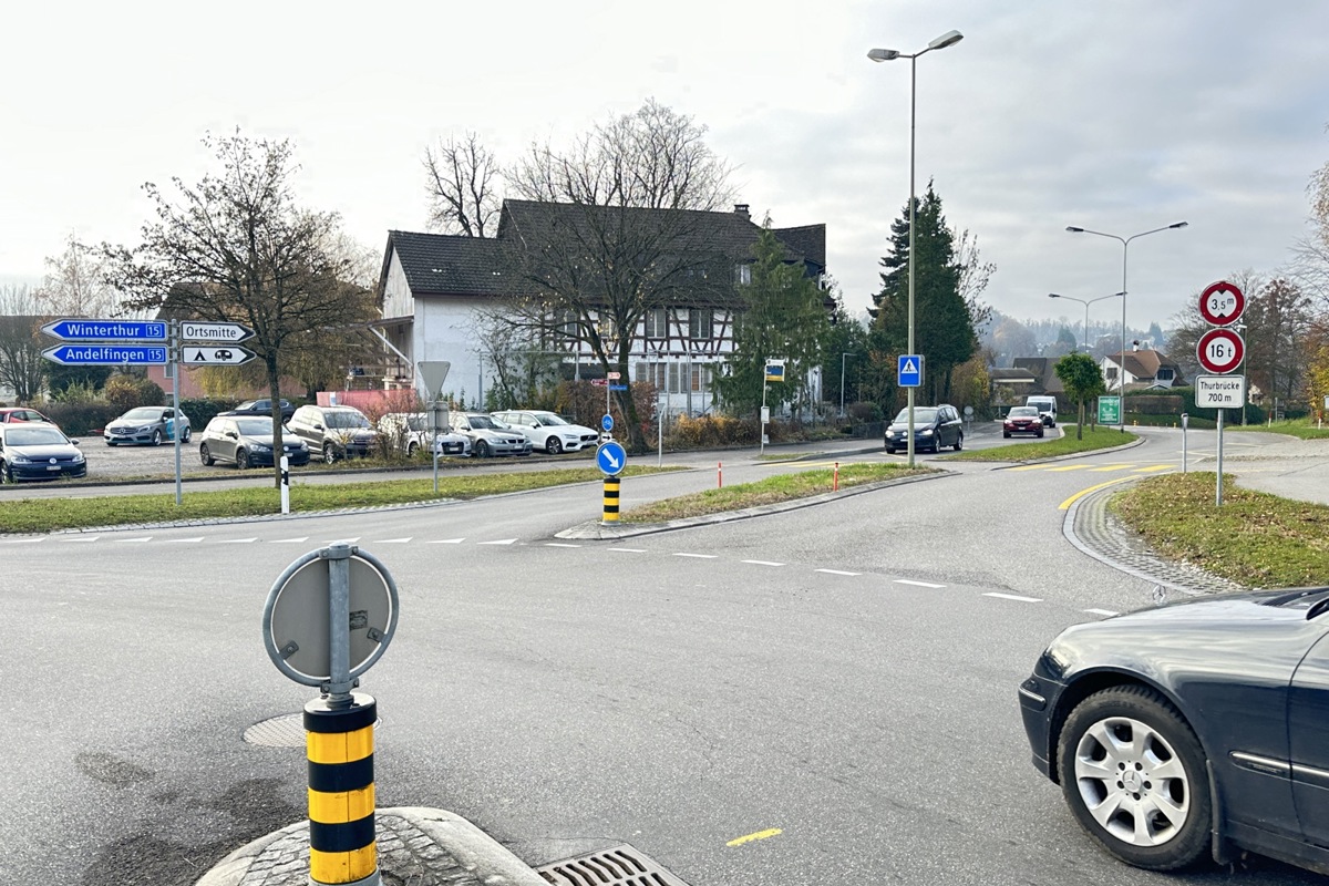 Das Hotel Bad signalisiert mit seiner Fachwerkfassade den Beginn der älteren Ortsteile.