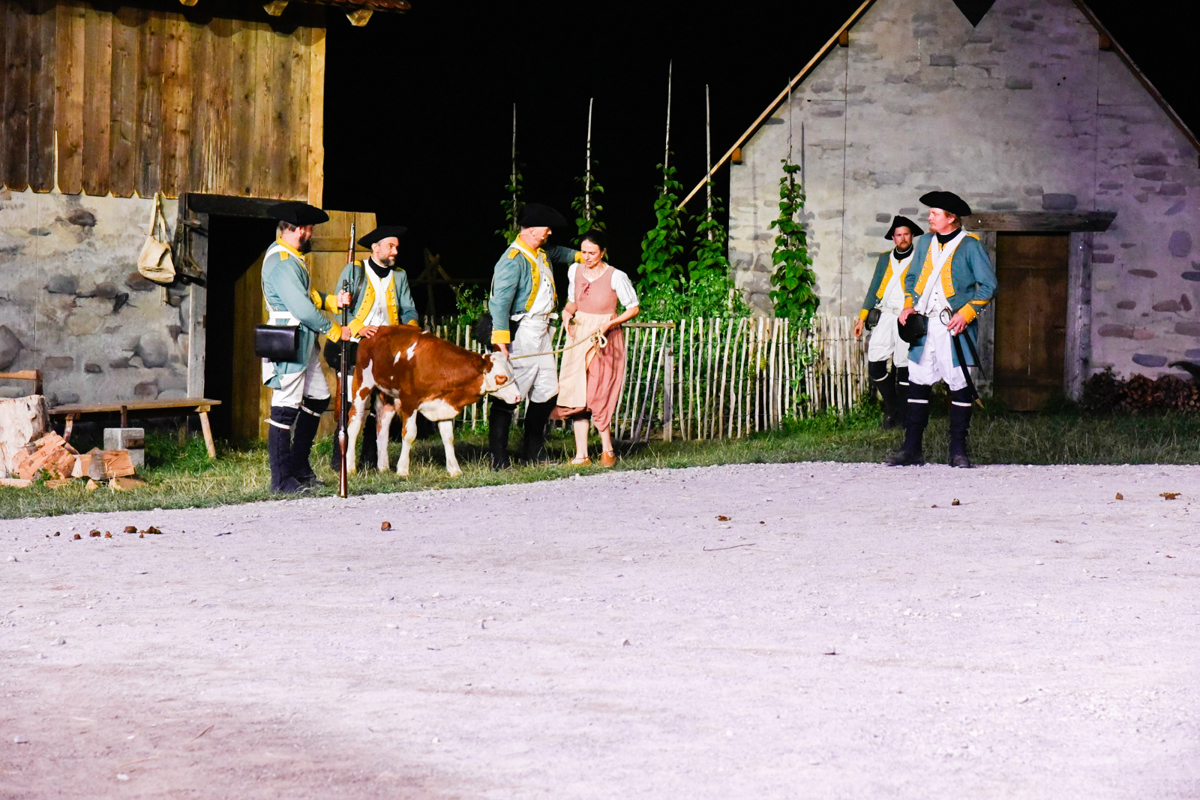 Starke Frau im Freilichtspiel: Susanne Bänteli (Martina Walz) will ihr Kälbchen retten und riskiert dafür ihr Leben.