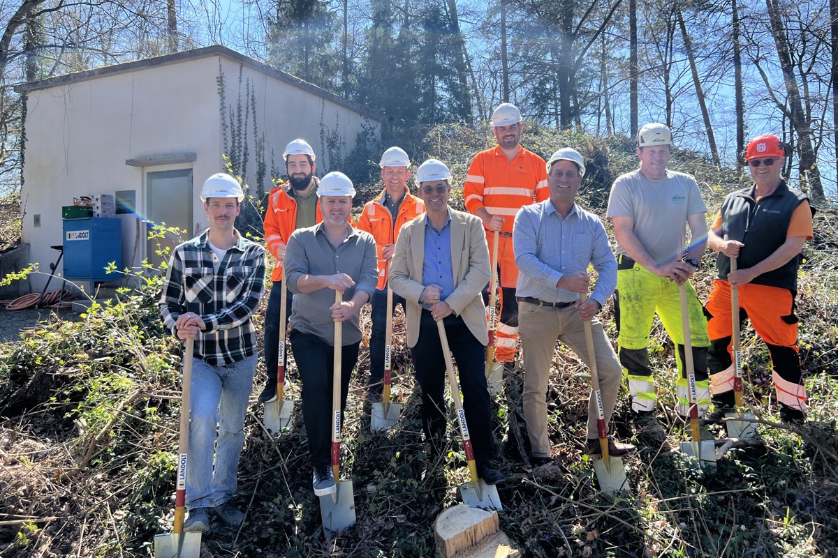 Die neue Wasserkammer wird beim bestehenden Häuschen des Reservoirs Rütibuck errichtet. Beim Baustart waren dabei (von links): Patrick Irminger (Ingenieur Firma F+H Partner), Uzeyr Sinan (Firma Landolt), David Stäheli (Gemeindepräsident), Harry Kern (Landolt Gruppe), Christian Landolt (CEO Landolt Gruppe), Tim Fehr (Kommunalwerk Kleinandelfingen), Patrick Meier (Tiefbauvorsteher), Thomas Stutz (Bagger-Unternehmer) und Gerhard Bichsel (Brunnenmeister).  