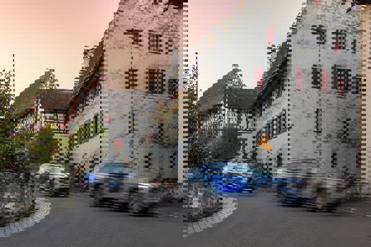 Zwei Selbstfahrende Fahrzeuge Fahren Durch Die Mühlegasse In Otelfingen1