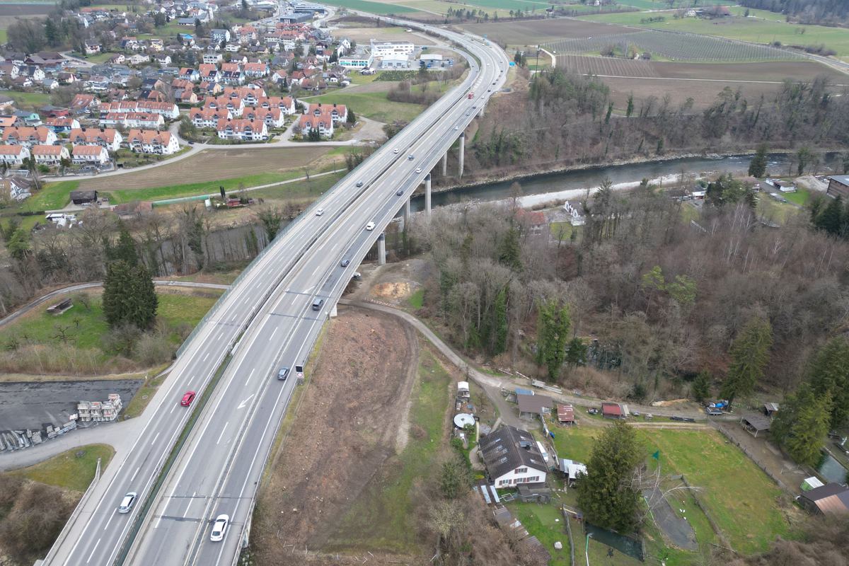 Für die dritte Brücke wurde beidseits der Thur wurde gerodet, die Bauarbeiten sind aber noch nicht vergeben.