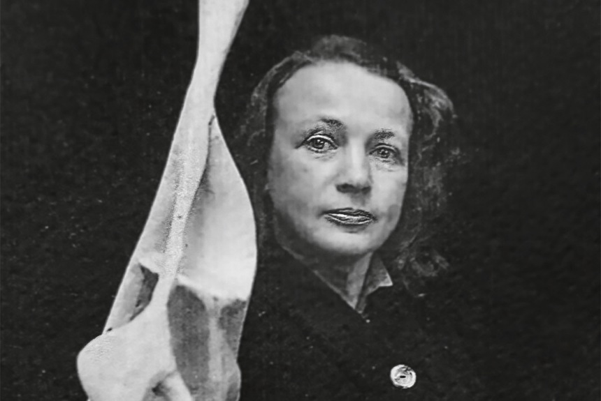 1302 3 Isabelle Waldberg Mit Skulptur Zvg3