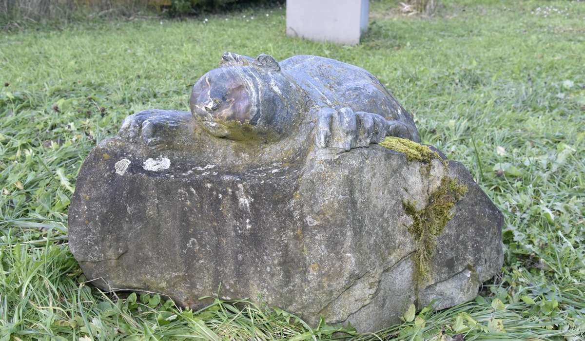 7 Die Liegende Katze Meisselte Er Aus Einem Findling Cs23