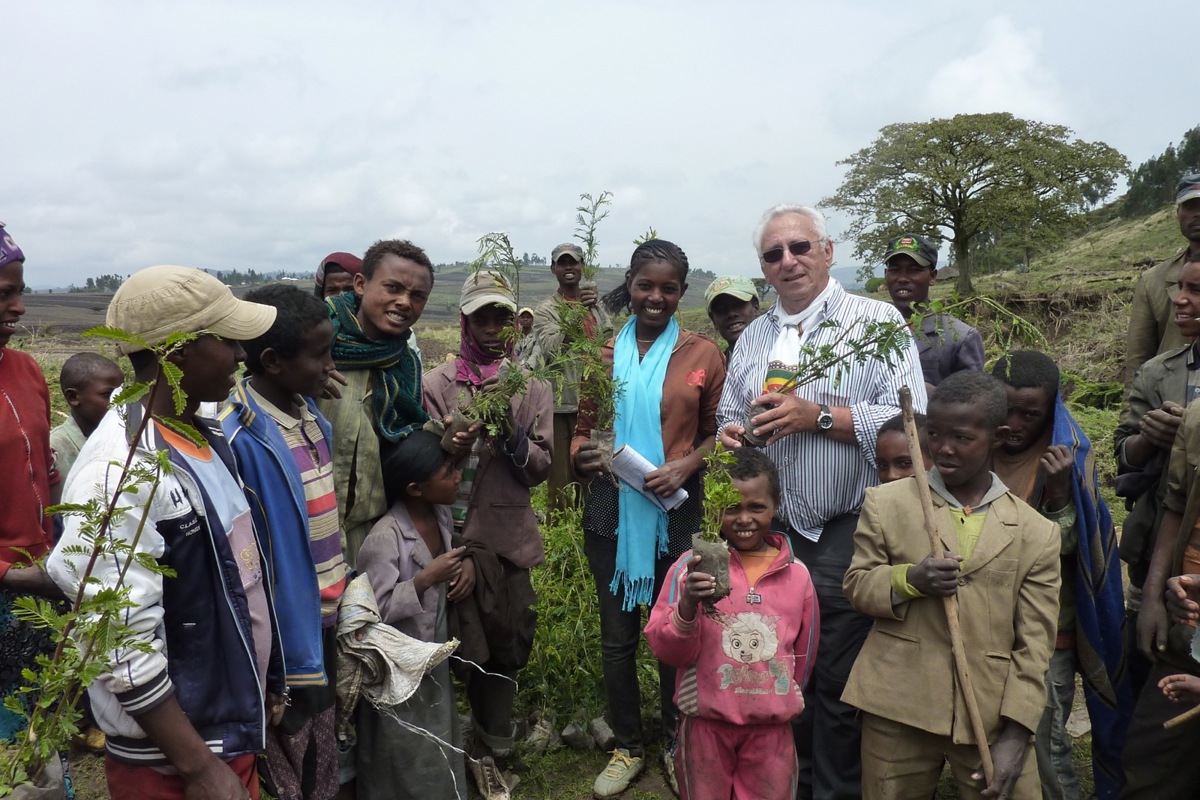 Kurt Pfister an einem Aufforstungstag inmitten von Menschen, die Setzlinge pflanzen, um einen neuen Wald zu erschaffen.
