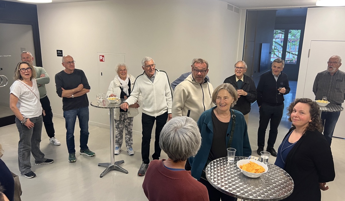 Markus Tunkel (Bildmitte) Mit Draht Ins Gemeindehaus Bat Kurz Nach 17.30 Uhr Um Geduld5